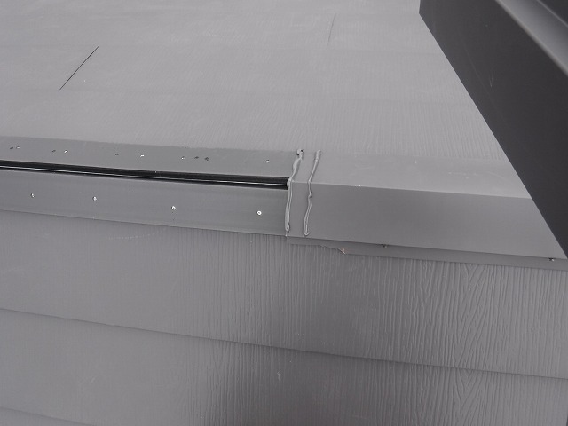 棟下地と棟板金の取り付け
